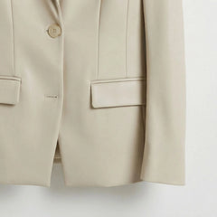 Single button front and flap pockets on women’s white leather blazer