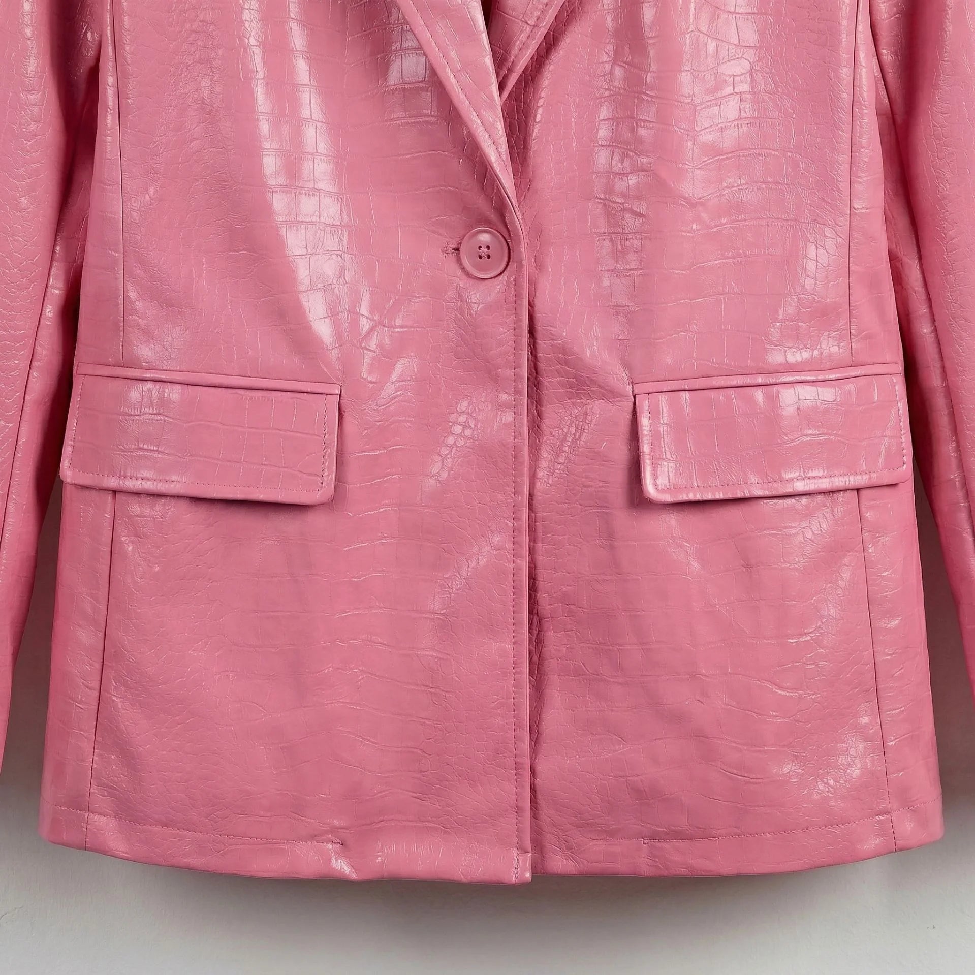 Single button front and flap pockets on women’s pink leather blazer