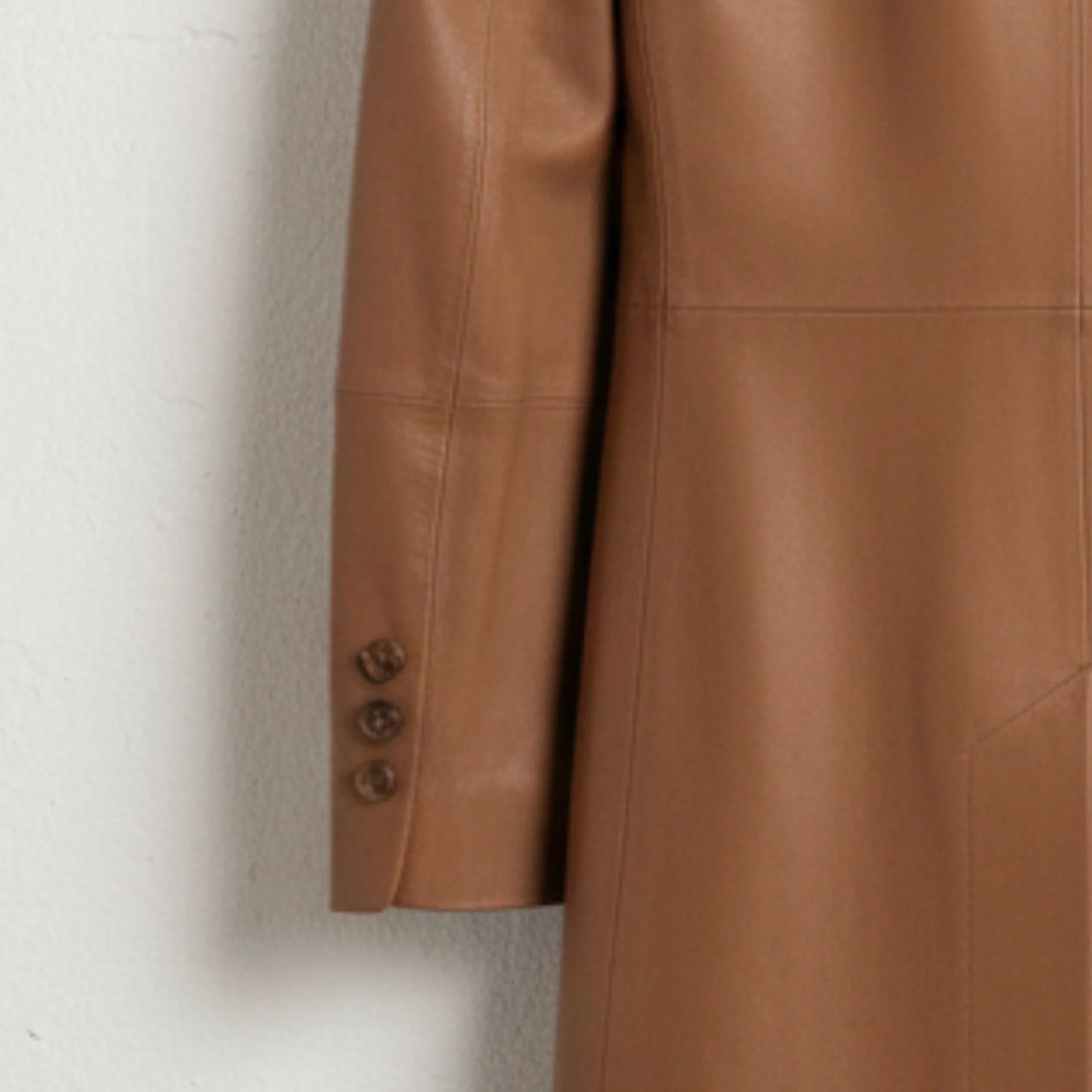 Sleeve cuff with three buttons on women’s camel leather long coat